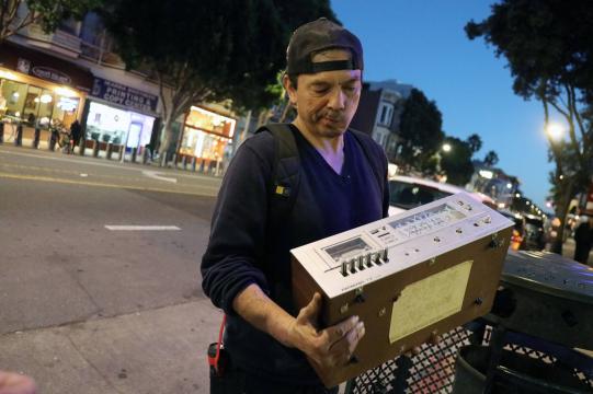 Em San Franciso, moradores vasculham lixo de bilionários para sobreviver