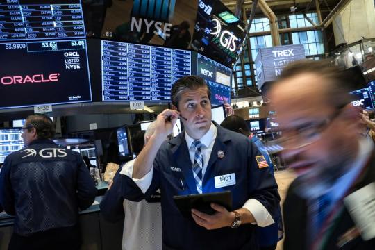 Stocks mostly flat on profit concerns, oil gains