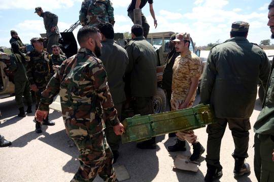 Milícia ataca aeroporto de Trípoli e número de mortos por conflito na Líbia chega a 54