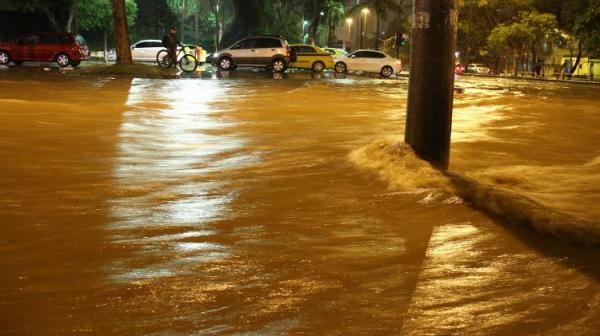 Mau tempo | Chuva no Rio mata 3; Crivella pede que pessoas fiquem em casa