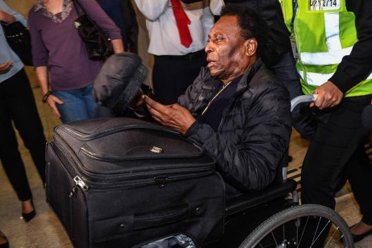 Após internação, Pelé chega ao Brasil em cadeira de rodas