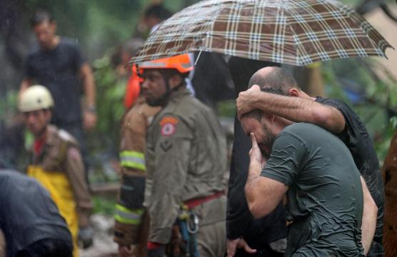 Powerful, 'abnormal' rains lash Rio de Janeiro, at least six dead