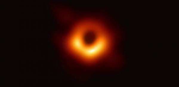 Anel de fogo | Primeira imagem real  de um buraco negro no universo é revelada