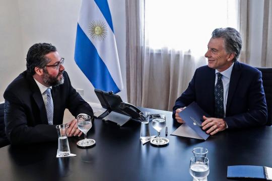 Ernesto Araújo se encontra com chanceler argentino para tratar de viagem de Bolsonaro