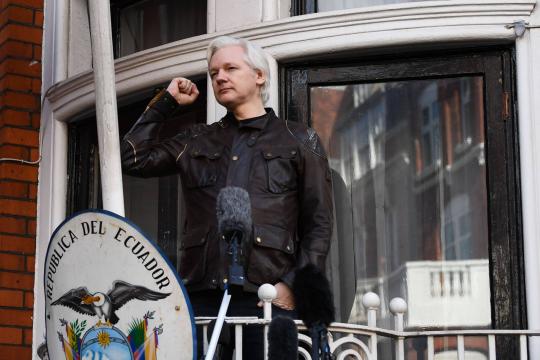 Fundador do Wikileaks, Julian Assange é preso na embaixada do Equador em Londres