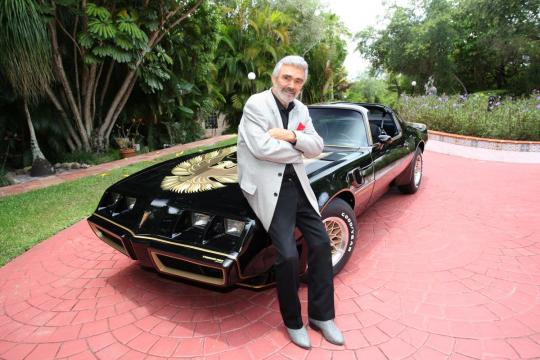 Actor Burt Reynolds' car, cowboy boots going up for auction