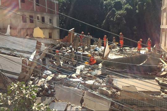 Dois mortos no Rio de Janeiro  | Milícia de amigo de Queiroz domina área onde prédios caíram