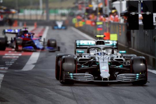 Bottas supera Hamilton e crava a pole position no GP da China de Fórmula 1