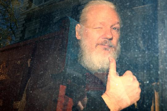 Mais de 70 parlamentares britânicos pedem extradição de Assange para Suécia