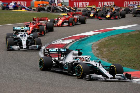 Na China, Hamilton supera companheiro e vence GP número mil da Fórmula 1