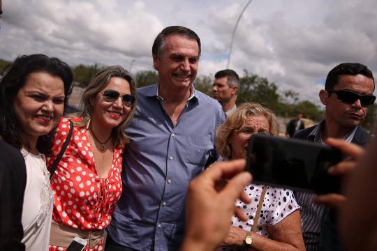 Bolsonaro visita Mourão, faz fotos com apoiadores e evita temas polêmicos