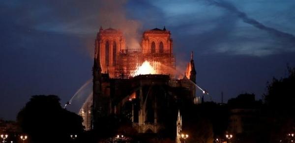 Catedral em Paris | Fogo controlado  na Notre-Dame