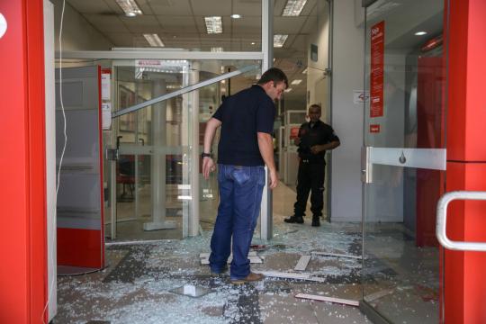 Explosão de caixas eletrônicos vira rotina no Brasil e desafia bancos