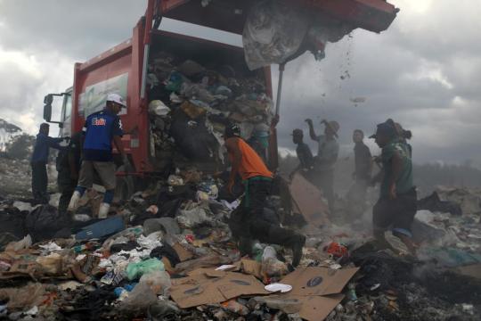 Venezuelan scavengers vie with vultures for Brazilian trash