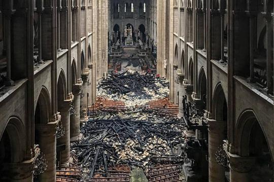 Destroços de Notre-Dame evocam a frágil situação do Ocidente