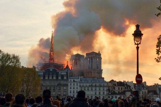 Como a extrema-direita espalhou mentiras convenientes sobre o incêndio de Notre-Dame