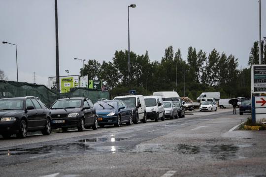Greve de caminhoneiros em Portugal fecha milhares de postos e provoca filas para abastecer