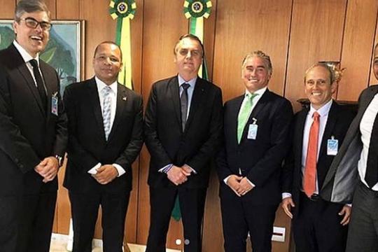 Pai de Neymar é recebido por Guedes, Bolsonaro e secretário da Receita