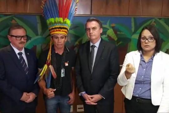 Bolsonaro faz live com indígenas, mas já os chamou de 'fedorentos'