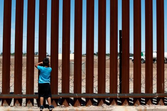 Rights group condemns U.S. 'vigilantes'' treatment of migrants on border