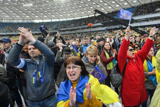 Candidatos na Ucrânia se enfrentam em estádio com 60 mil pessoas