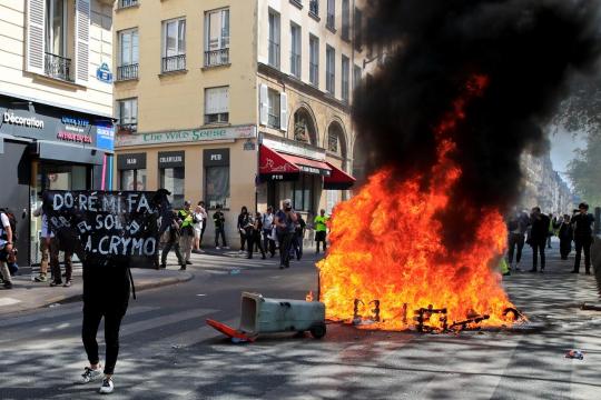 Yellow vest demonstrators, police clash in Paris