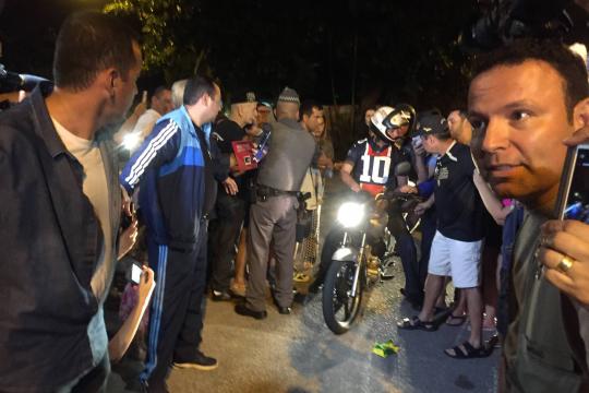 Bolsonaro 'escapa' de hotel e pilota moto nas ruas de Guarujá