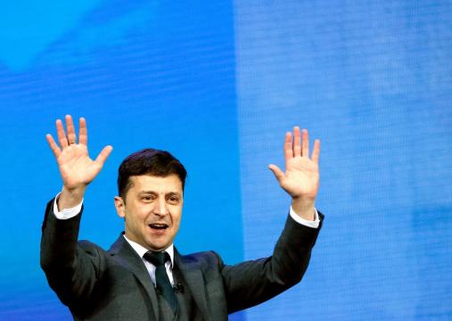 Fed up with status quo, Ukrainians may elect comedian in presidential run-off