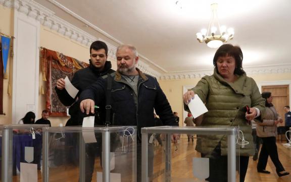 Fed up with status quo, Ukrainians tipped to elect comedian as president