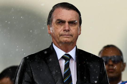 Bolsonaro ainda faz cara feia, mas governo negocia cargos e emendas