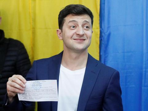 Hungry for change, Ukrainians tipped to elect comedian as president