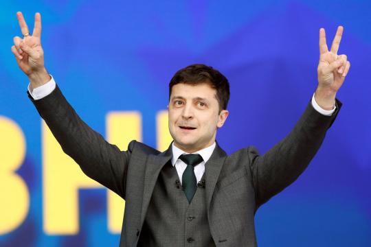 Comediante favorito à presidência da Ucrânia propõe 'ação política apolítica'