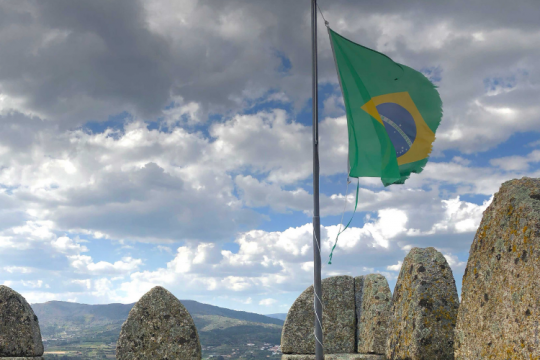 Cidade de Pedro Álvares Cabral tem até castelo com bandeira do Brasil
