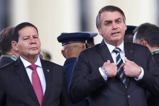 Após vídeo com ataques de Olavo | Para militares, Bolsonaro alimenta 'paranoia' sobre intenções de Mourão