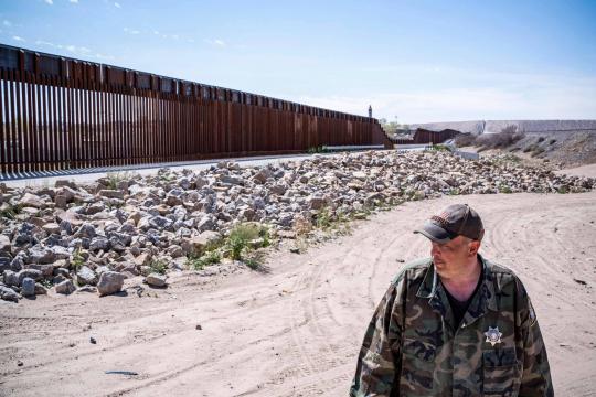 FBI prende líder de milícia que detém imigrantes na fronteira dos EUA