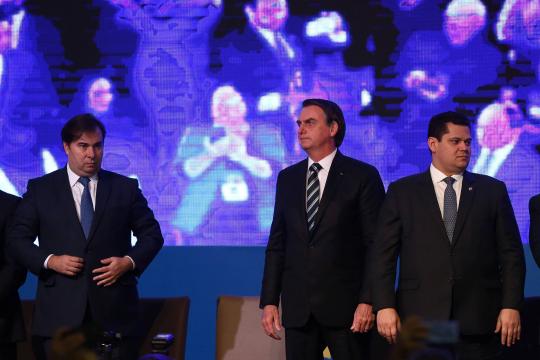 Após previdência passar na CCJ  | Bolsonaro faz aceno a Maia diz que reforma diminuirá desigualdade