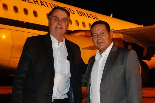 Filho e vice se atacam  | Bolsonaro minimiza crise com Mourão e diz que briga é por quem 'lava louça'