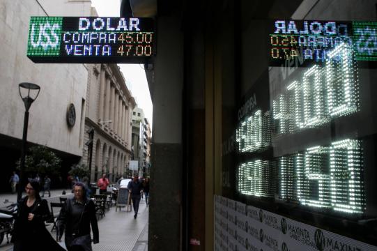 Após anúncio de pacote econômico, dólar dispara na Argentina