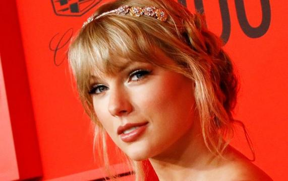 Taylor Swift announces release of new single "ME!" during NFL draft