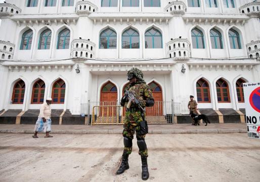 Sri Lankan police hunt 140 people after Easter bombings