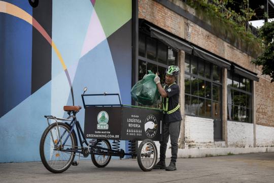 Startup Green Mining conduz para reciclagem garrafas de bares