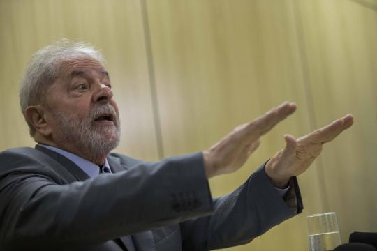 Ex-presidente preso | Brasil é governado por 'um bando de maluco', diz Lula em entrevista