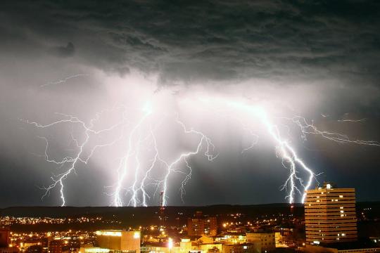 Após dia de sol e calor, domingo deve ter chuva e ventos fortes em SP