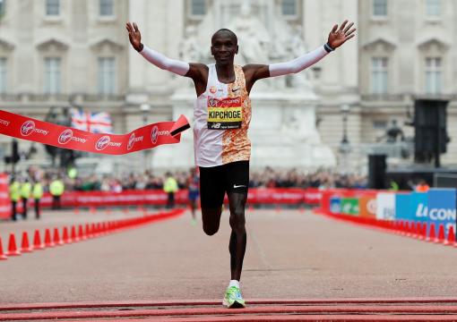 Kipchoge conquista tetra e estabelece melhor tempo da Maratona de Londres