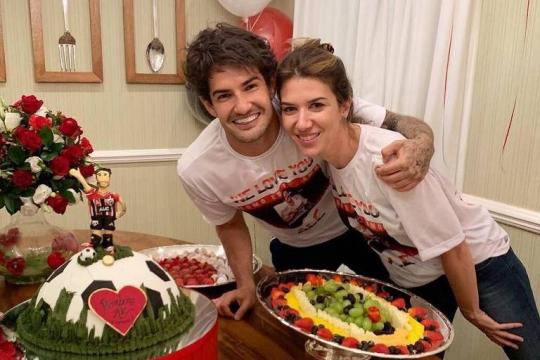 Rebeca Abravanel faz festa surpresa para Alexandre Pato na casa do pai, Silvio Santos