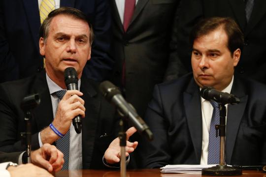 Por reforma na Previdência, Bolsonaro reabre canal de diálogo com Maia