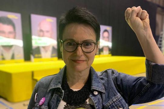 Com tributo a Marielle, brasileira que vive em Barcelona é eleita deputada