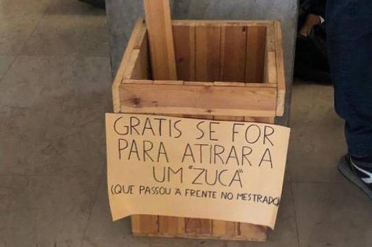 Grupo de estudantes coloca caixa com pedras 'para atirar' em brasileiros na Universidade de Lisboa