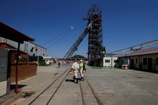 Acidente deixa 1.800 mineiros presos em poço, na África do Sul