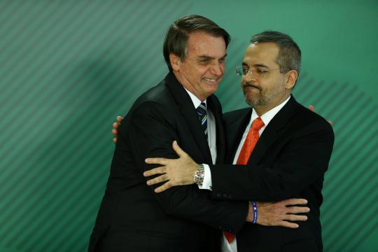 MEC não pode ser privatizado para Olavo de Carvalho